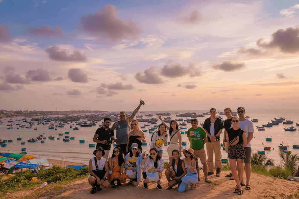 Giữa khung cảnh mộc mạc của làng chài Mũi Né, từng khoảnh khắc đời thường bỗng hóa thành nghệ thuật dưới ánh nắng sớm mai